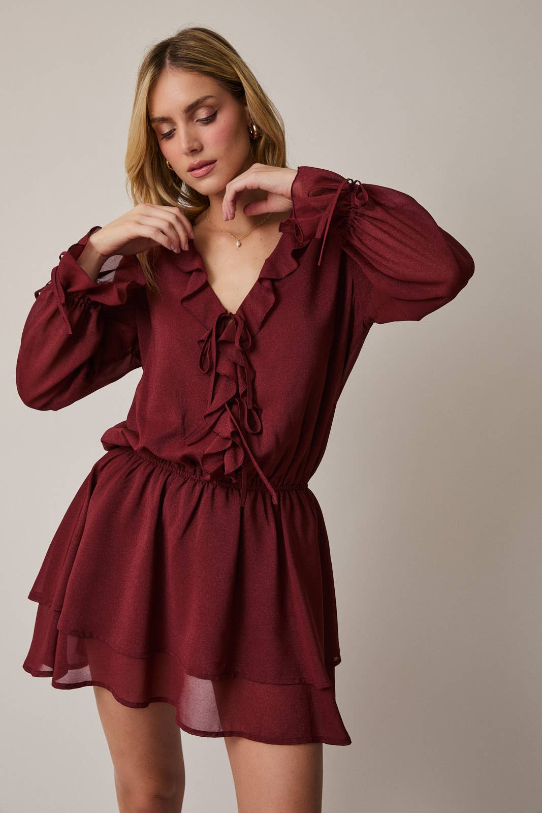 FRILLED V-NECK LONG SLEEVE MINI DRESS: WINE