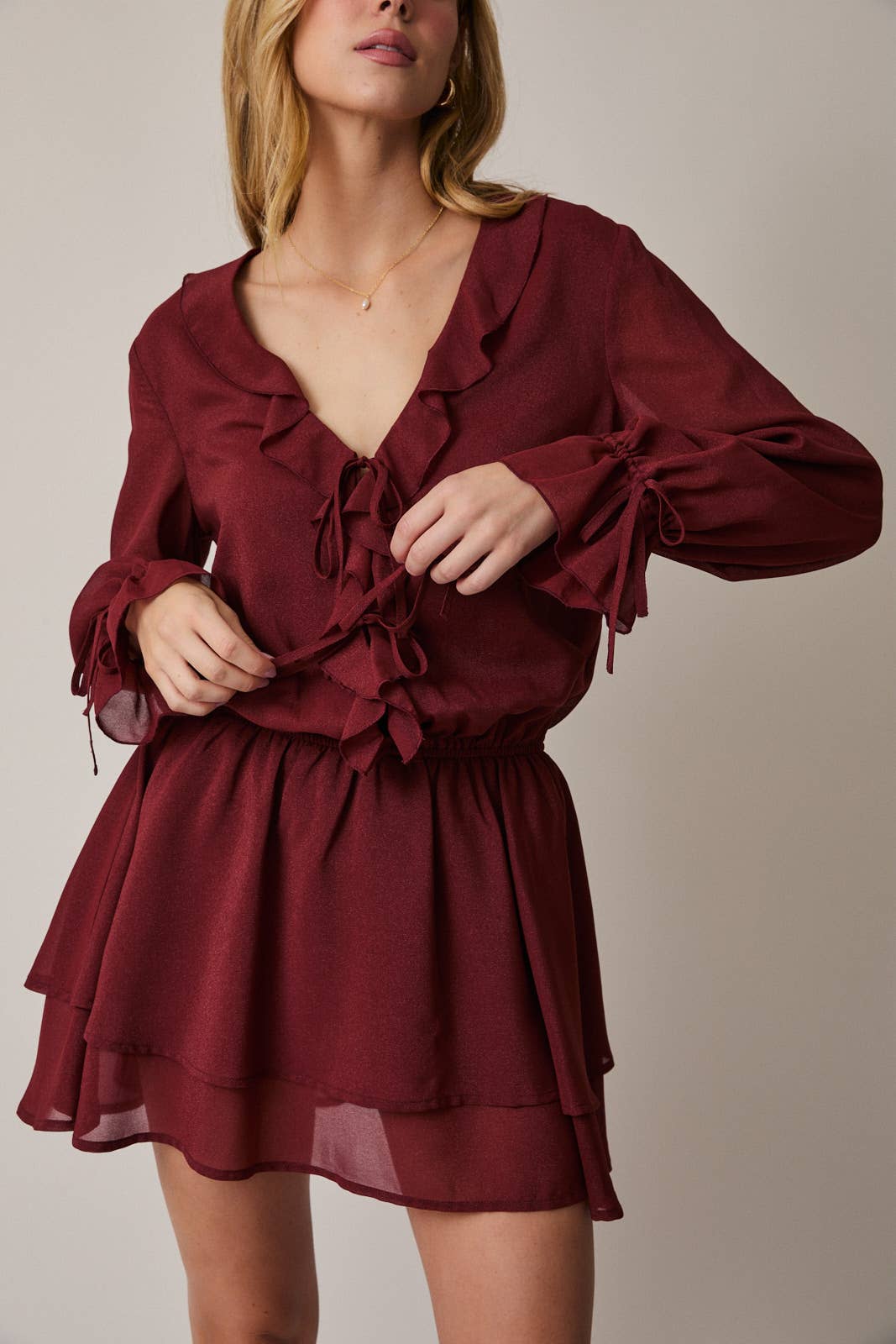 FRILLED V-NECK LONG SLEEVE MINI DRESS: WINE
