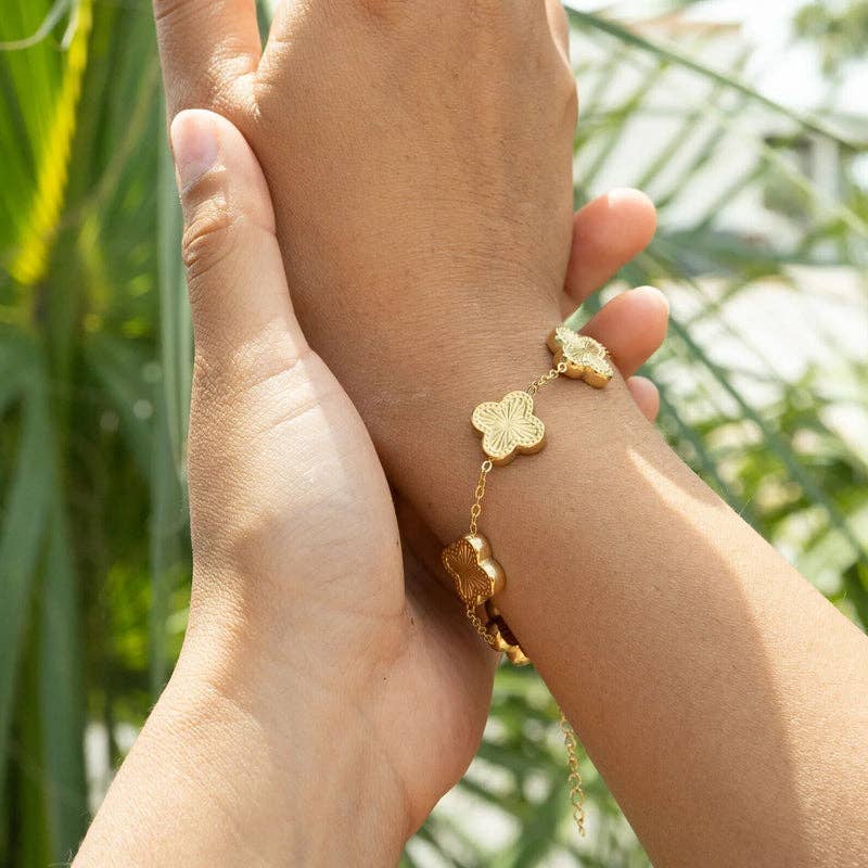 18K Gold PVD Stainless Steel Lucky Clover Charm Bracelet: Sunburst / Gold